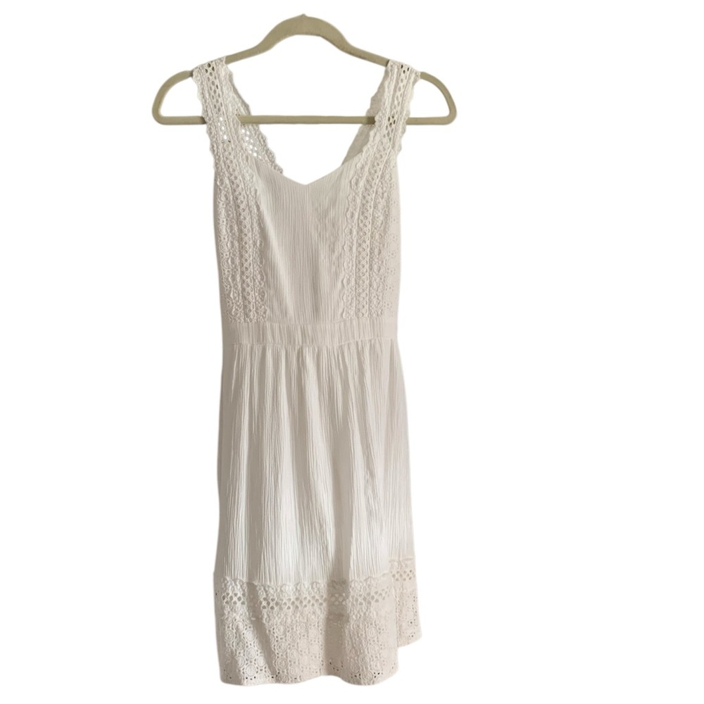 Elegant White Sleeveless Dress